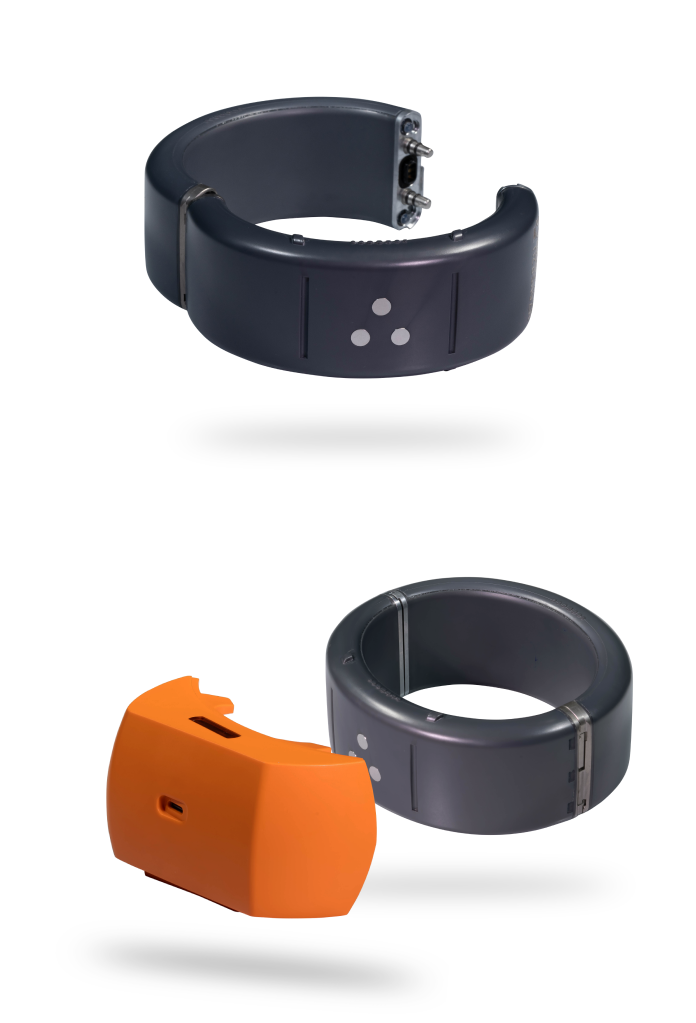 Two wristbands in black and orange, each equipped with a small button on the side, ideal for active wear.